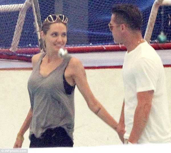 Angelina Jolie nắm tay Brad Pitt trượt băng tình tứ 1