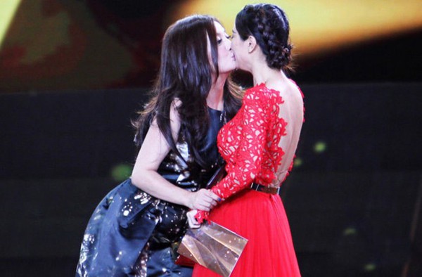Stunned by the "ungainly" kisses of world stars 1