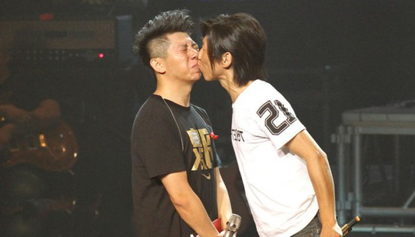 Stunned by the "ungainly" kisses of world stars 2