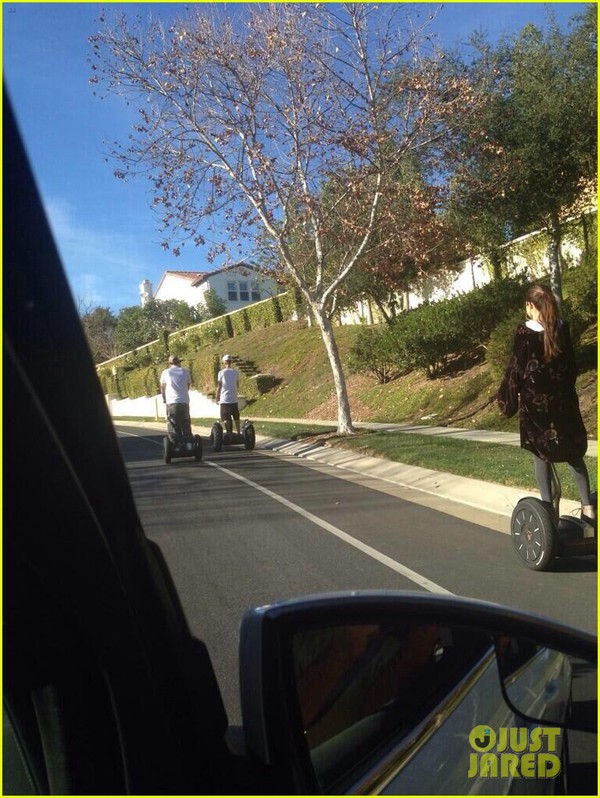 Justin Bieber và Selena Gomez bị bắt gặp dạo phố cùng nhau 1