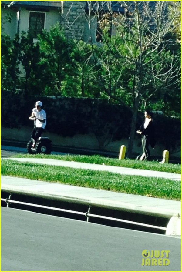 Justin Bieber và Selena Gomez bị bắt gặp dạo phố cùng nhau 2