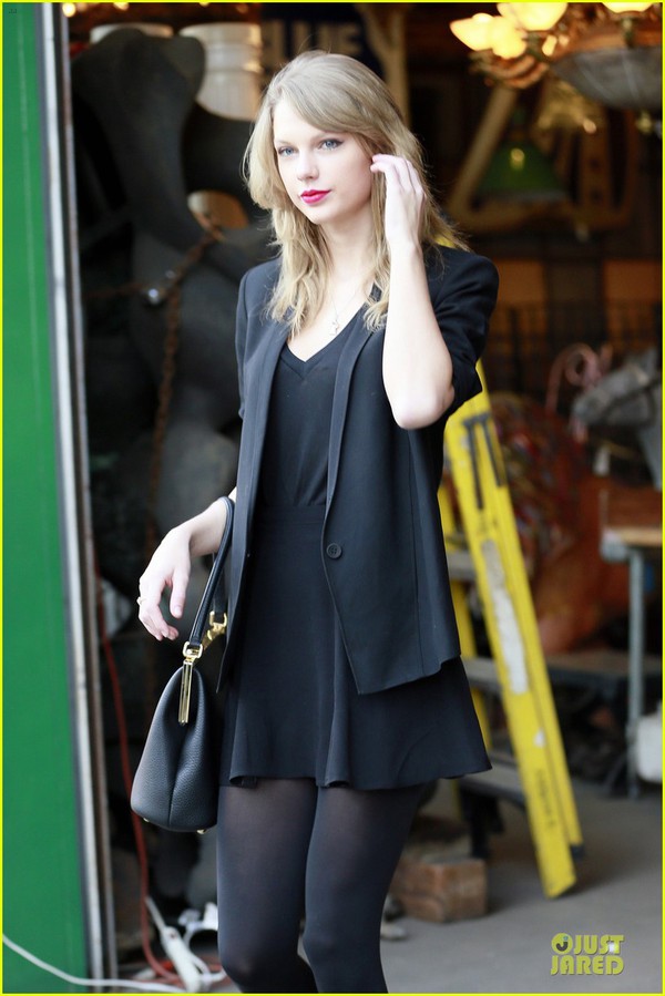 Ecstatic with the sweet, seductive beauty of Taylor Swift 5