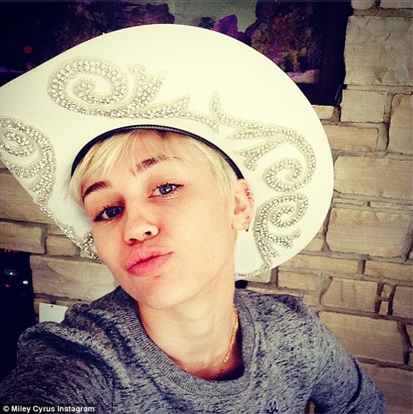 Miley Cyrus khoe m&ocirc;ng n&oacute;ng bỏng sau khi cảnh s&aacute;t k&eacute;o tới nh&agrave; 2