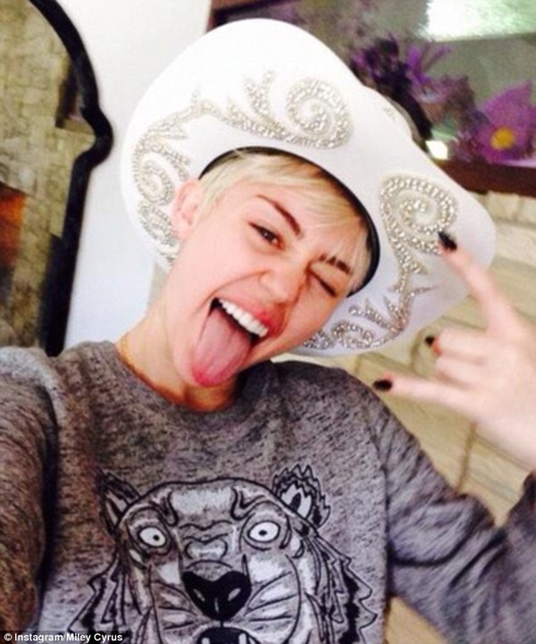 Miley Cyrus khoe m&ocirc;ng n&oacute;ng bỏng sau khi cảnh s&aacute;t k&eacute;o tới nh&agrave; 3