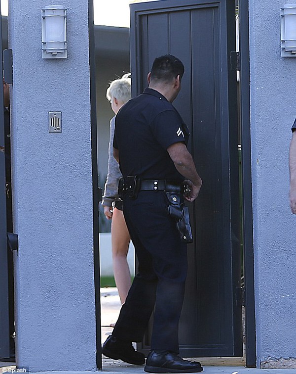 Miley Cyrus khoe mông nóng bỏng sau khi cảnh sát kéo tới nhà 8