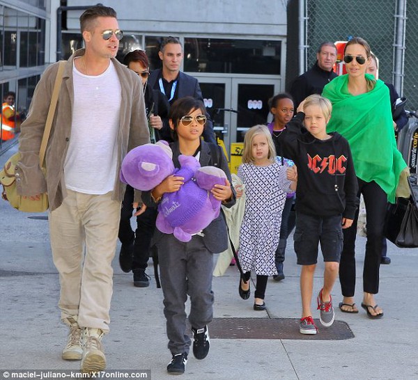 Angelina Jolie và Brad Pitt dẫn các con trở về Hollywood 1
