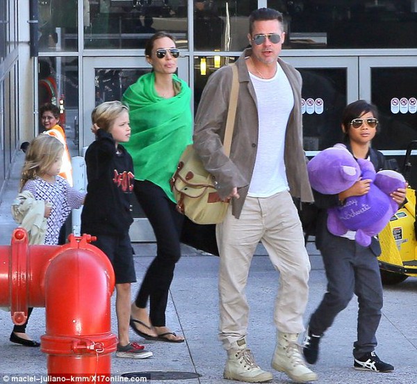 Angelina Jolie và Brad Pitt dẫn các con trở về Hollywood 2