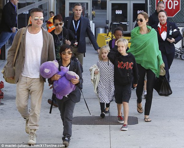 Angelina Jolie và Brad Pitt dẫn các con trở về Hollywood 3
