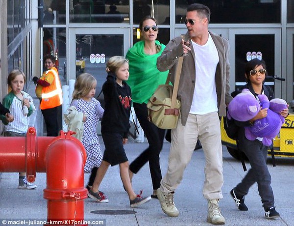 Angelina Jolie và Brad Pitt dẫn các con trở về Hollywood 4