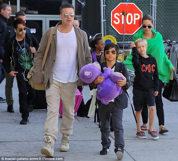 Angelina Jolie và Brad Pitt dẫn các con trở về Hollywood 5