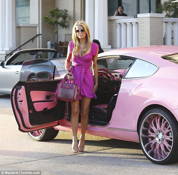 Paris Hilton diện váy hồng, đi xe hồng như búp bê Barbie 3