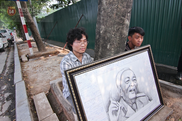 Chàng trai thức cả đêm trước Lễ viếng để vẽ tranh về Đại tướng 1