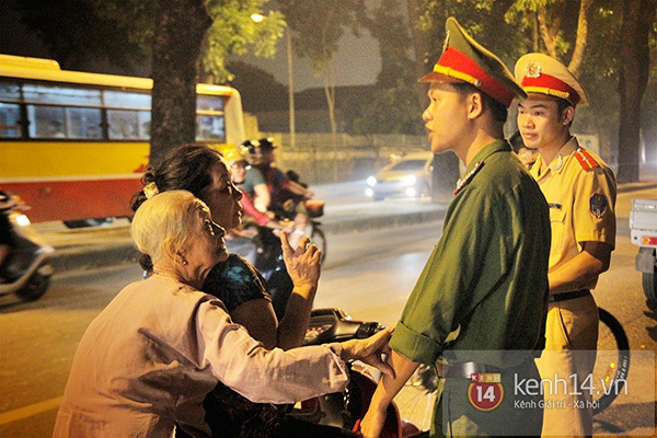 Chùm ảnh: Những tiếng khóc nghẹn ngào nức nở trước cửa nhà Đại tướng Võ Nguyên Giáp 9