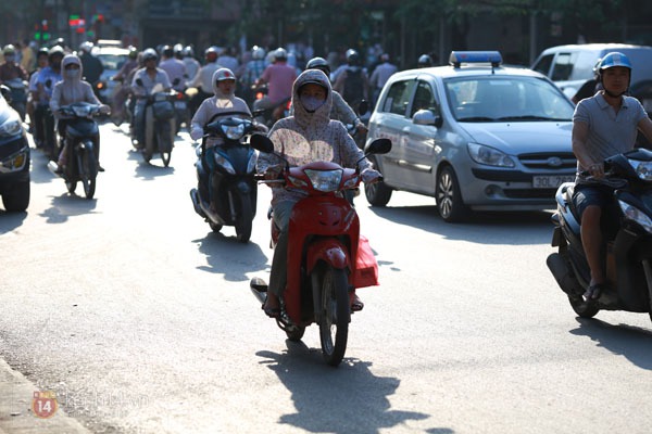 Người Hà Nội "kín mít" trong ngày nắng nóng đầu tiên 2