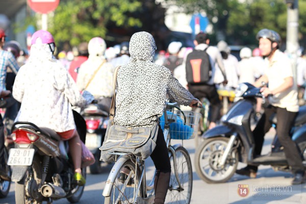 Người Hà Nội "kín mít" trong ngày nắng nóng đầu tiên 7