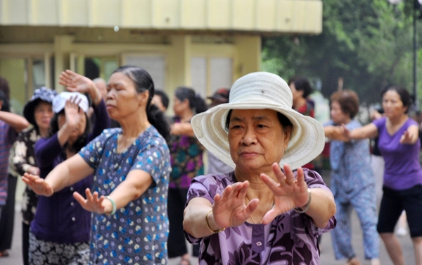 Hà Nội tràn ngập sắc đỏ trong buổi sáng 10/10  2