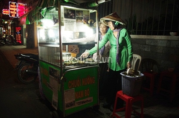 Đi ăn chuối nướng gạo nếp lâu đời nhất Sài Gòn   1