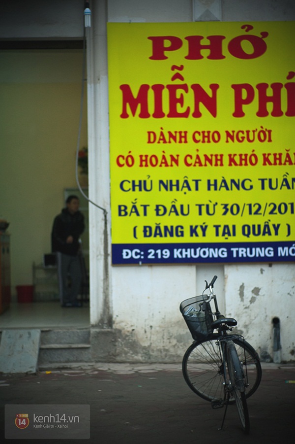 Ấm lòng quán phở gà miễn phí cho người nghèo giữa Hà Nội 1