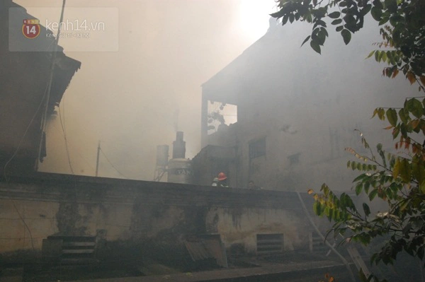 Hà Nội: Cháy lớn làm đổ sập nhà 5 tầng ở đường Âu Cơ  16