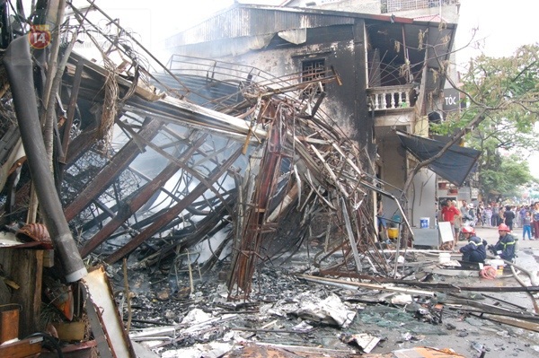 Hà Nội: Cháy lớn làm đổ sập nhà 5 tầng ở đường Âu Cơ  19