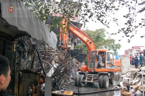 Hà Nội: Cháy lớn làm đổ sập nhà 5 tầng ở đường Âu Cơ  22