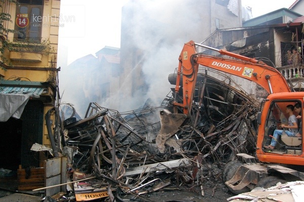 Hà Nội: Cháy lớn làm đổ sập nhà 5 tầng ở đường Âu Cơ  23