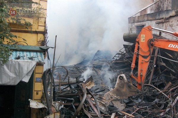 Hà Nội: Cháy lớn làm đổ sập nhà 5 tầng ở đường Âu Cơ  24