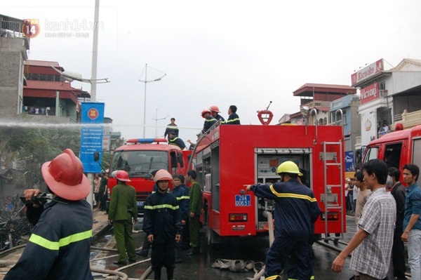 Hà Nội: Cháy lớn làm đổ sập nhà 5 tầng ở đường Âu Cơ  9