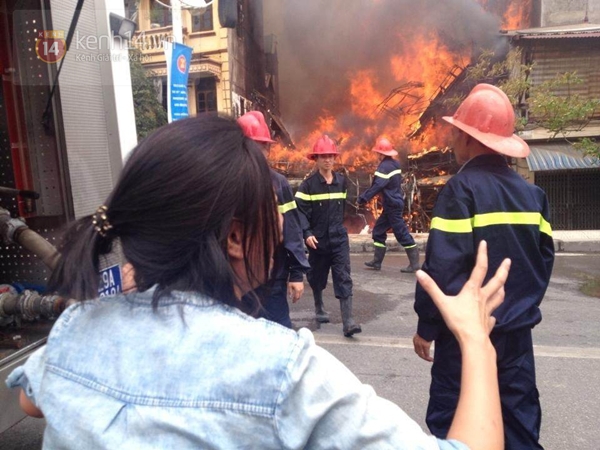 Hà Nội: Cháy lớn làm đổ sập nhà 5 tầng ở đường Âu Cơ  2