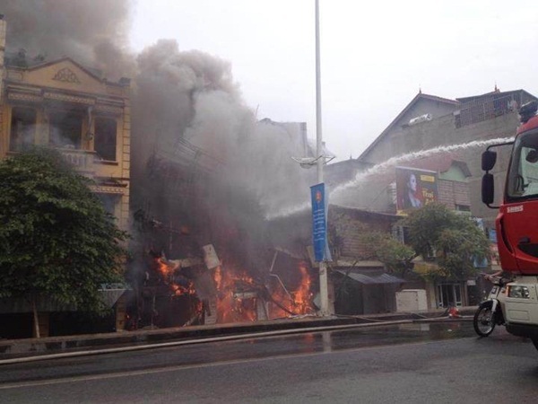 Hà Nội: Cháy lớn làm đổ sập nhà 5 tầng ở đường Âu Cơ  1