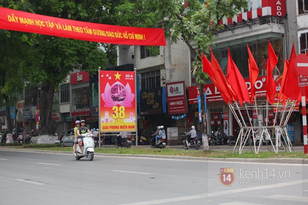 Phố phường H&agrave; Nội rực cờ hoa Ng&agrave;y 30/4 12