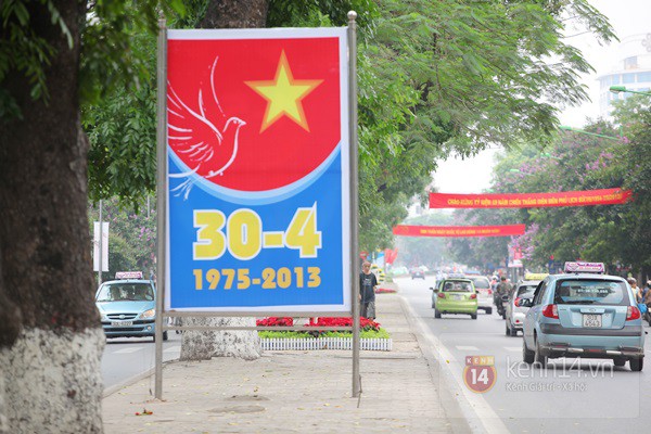 Phố phường H&agrave; Nội rực cờ hoa Ng&agrave;y 30/4 13