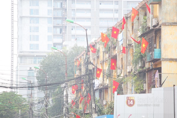 Phố phường H&agrave; Nội rực cờ hoa Ng&agrave;y 30/4 4