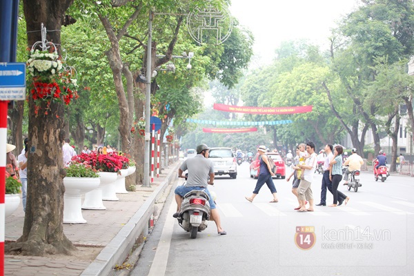 Phố phường H&agrave; Nội rực cờ hoa Ng&agrave;y 30/4 15