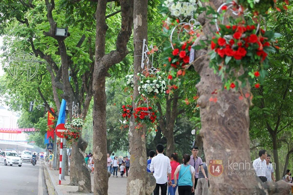 Phố phường H&agrave; Nội rực cờ hoa Ng&agrave;y 30/4 16