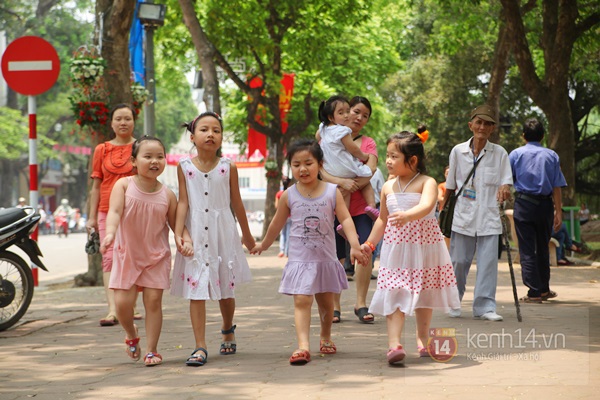 Phố phường H&agrave; Nội rực cờ hoa Ng&agrave;y 30/4 18