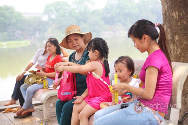 Phố phường H&agrave; Nội rực cờ hoa Ng&agrave;y 30/4 20