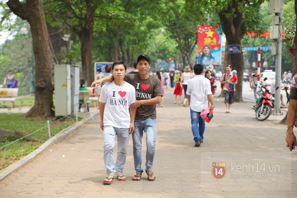 Phố phường H&agrave; Nội rực cờ hoa Ng&agrave;y 30/4 22