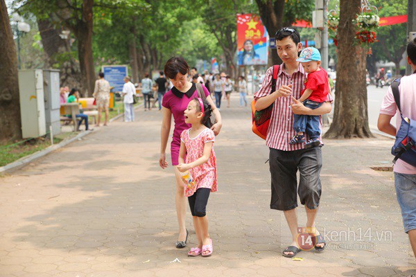 Phố phường H&agrave; Nội rực cờ hoa Ng&agrave;y 30/4 23