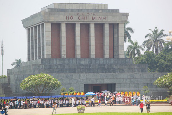 Phố phường H&agrave; Nội rực cờ hoa Ng&agrave;y 30/4 2
