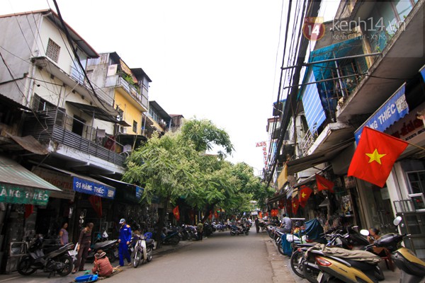 Phố phường H&agrave; Nội rực cờ hoa Ng&agrave;y 30/4 5