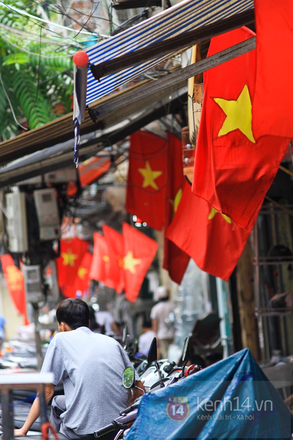Phố phường H&agrave; Nội rực cờ hoa Ng&agrave;y 30/4 6