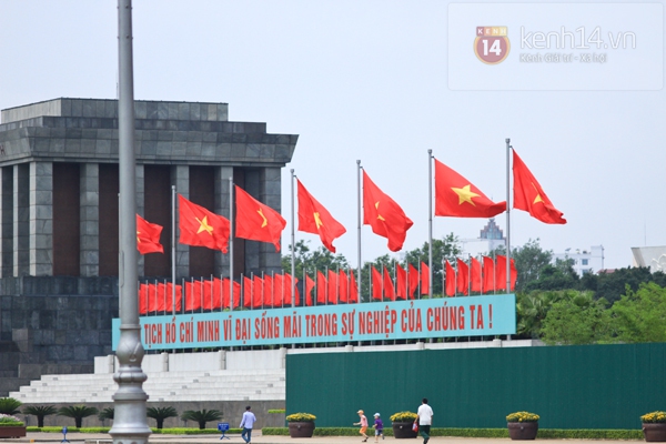 Phố phường H&agrave; Nội rực cờ hoa Ng&agrave;y 30/4 3