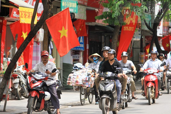 Phố phường H&agrave; Nội rực cờ hoa Ng&agrave;y 30/4 7