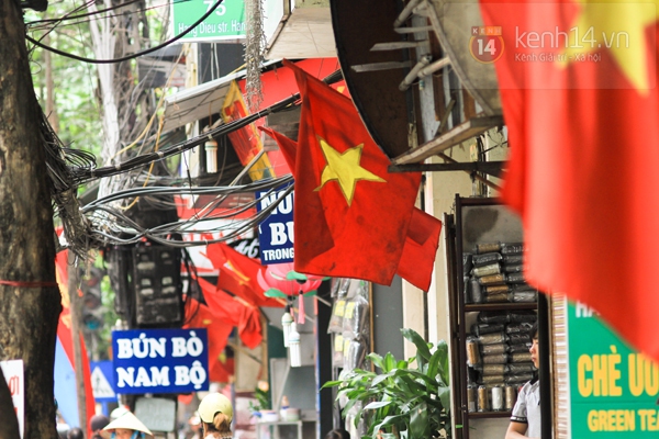 Phố phường H&agrave; Nội rực cờ hoa Ng&agrave;y 30/4 8