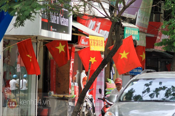 Phố phường H&agrave; Nội rực cờ hoa Ng&agrave;y 30/4 9