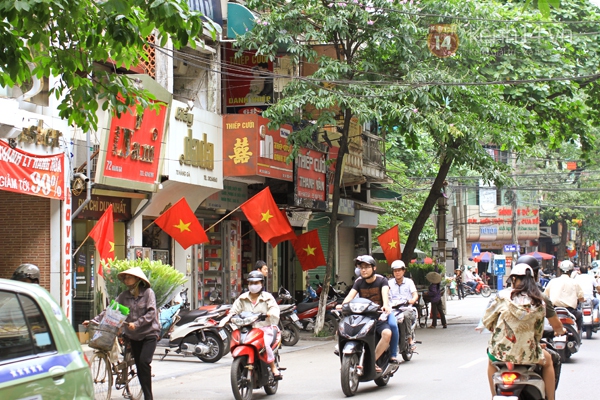 Phố phường H&agrave; Nội rực cờ hoa Ng&agrave;y 30/4 10