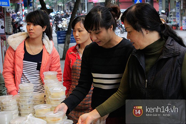 Người Hà Nội xếp hàng mua bánh trôi bánh chay trong cái rét nàng Bân  11