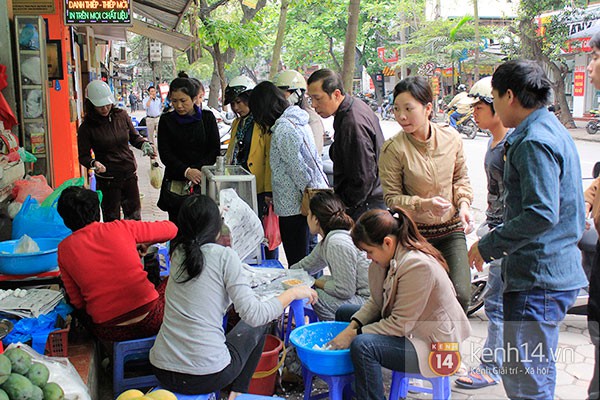 Người Hà Nội xếp hàng mua bánh trôi bánh chay trong cái rét nàng Bân  16