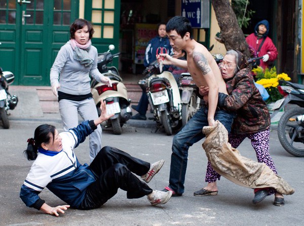 Suy ngẫm về "lòng dũng cảm ảo" qua câu chuyện nam thanh niên cầm kéo hành hung 1